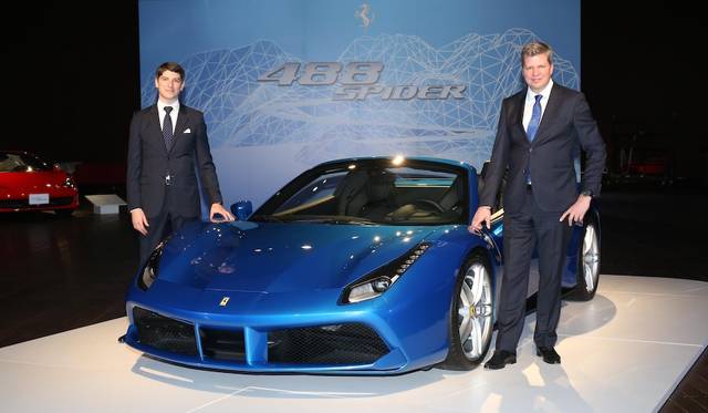 左はフェラーリ ジャパン＆コリア代表取締役社長リノ・デパオリ氏、右はフェラーリ極東エリア統括マネージングディレクターのディーター・クネヒテル氏