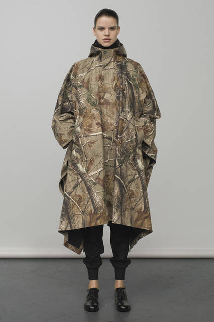 <strong>TOMORROWLAND｜トゥモローランド</strong><br />TOMORROWLAND MEETS MACKINTOSH「MACKINTOSH POP UP STORE」　「バンド オブ アウトサイダーズ」や「ハイク」とのコラボレーションアイテムもラインナップ