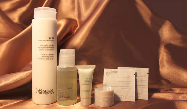 <strong>organic elements｜オーガニックエレメンツ</strong><br />ウインターコフレ　「Oe クリーミークレンザーコフレ 2015」（クリーミークレンザー（クレンジング・200ml）※現品、デストレッシングバイオトナー（化粧水・50ml）、モイスチュア アクティヴェーター（集中保湿美容液・4ml）、a.m.>p.m. スキンフィーダー（エイジングデイクリーム・5ml）、p.m.>a.m. スキンフィーダー（エイジングナイトクリーム・3ml×2））6480円