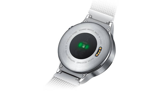 ケースバックに心拍センサーを備え、ヘルスマネージメントにも活用できる