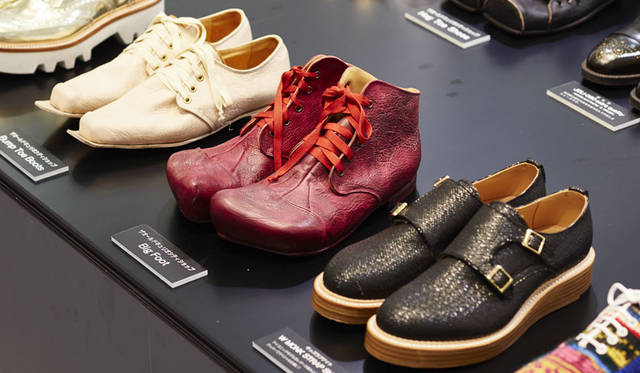 <strong>ISETAN MEN’S｜イセタンメンズ</strong><br />伊勢丹新宿店メンズ館地下1階＝紳士靴売場「JAPAN靴博2015」　手前から、「KIDS LOVE GAITE（キッズラブゲイト）」モデル「W MONK STRAP SHOES」、「The Old Curiosity Shop（ザオールドキュリオシティショップ）」モデル「Big Foot」、「The Old Curiosity Shop（ザオールドキュリオシティショップ）」モデル「Bump Toe Boots」
