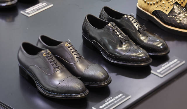 <strong>ISETAN MEN’S｜イセタンメンズ</strong><br />伊勢丹新宿店メンズ館地下1階＝紳士靴売場「JAPAN靴博2015」　左／「Le Parrain（ルパラン）」モデル「Black Brothers 1st son」、右／「Le Parrain」モデル「Black Brothers 2nd son」