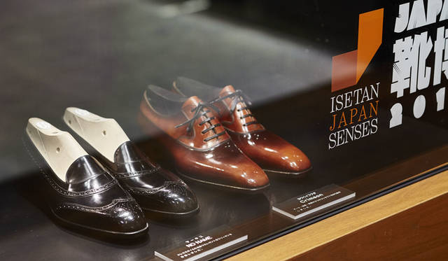 <strong>ISETAN MEN’S｜イセタンメンズ</strong><br />伊勢丹新宿店メンズ館地下1階＝紳士靴売場「JAPAN靴博2015」　手前／「Marquess（マーキス）」モデル「NO NAME」、奥／「Yohei Fukuda（ヨウヘイフクダ）」モデル「Crimson」