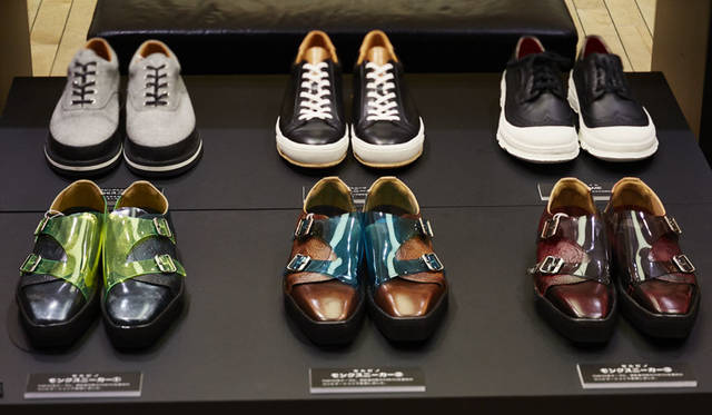 <strong>ISETAN MEN’S｜イセタンメンズ</strong><br />伊勢丹新宿店メンズ館地下1階＝紳士靴売場「JAPAN靴博2015」　手前／「CERVINO（セルビノ）」モデル「モンクスニーカー」