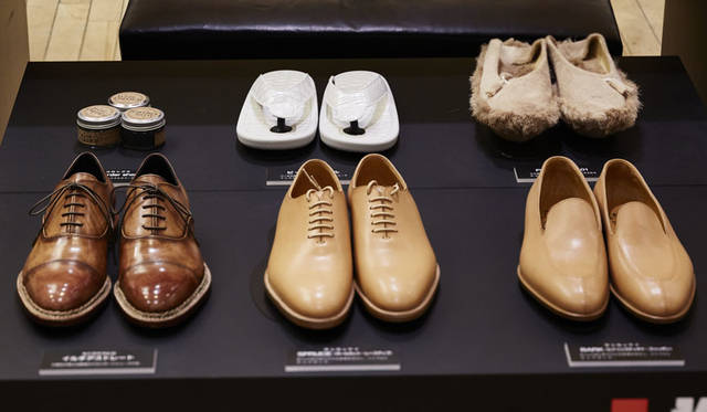 <strong>ISETAN MEN’S｜イセタンメンズ</strong><br />伊勢丹新宿店メンズ館地下1階＝紳士靴売場「JAPAN靴博2015」　中央／「SUN/kakke（サンカッケイ）」モデル「SPRUCE」、右／SUN/kakke（サンカッケイ）」モデル「BARK」