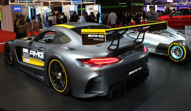 Photograph by  OHTO Yasuhiro