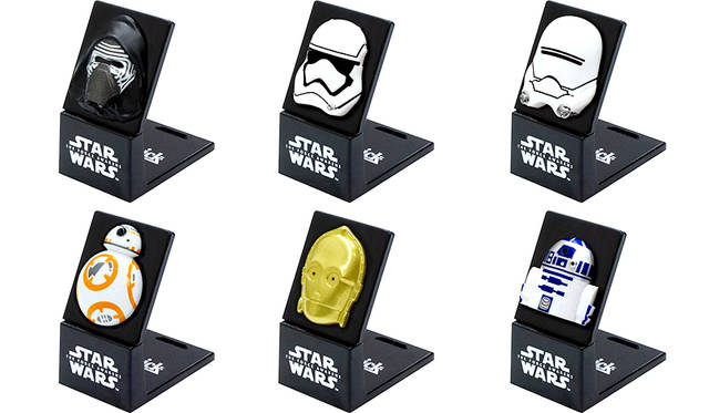いずれもオープン価格。デスクなどにディスプレイしても楽しい　付属品｜替刃、レリーフホルダースタンド<br>© & TM Lucasfilm Ltd.