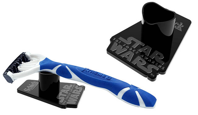 「エクストリーム3ディスポ」３+１本入、または「エクストリーム3プレミアム」３+１本に「STAR WARS」ロゴをあしらったホルダースタンドが付属。カミソリを立てて設置することもできる　入価格｜オープン　付属品｜ホルダースタンド<br>© & TM Lucasfilm Ltd.