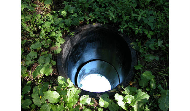 オノ・ヨーコ「クラウド・ピース」1963年/2005年「北海道のためのスカイTV」十勝千年の森の恒久展示の一部　©YOKO ONO 2015<br> クラウド・ピースのインストラクション「雲が滴り落ちることを想像する。その雲を入れる穴を自分の家の庭に掘る。」1963年春