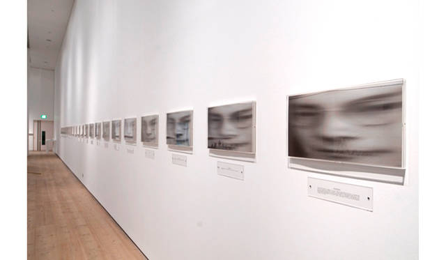 オノ・ヨーコ「ヴァーティカル・メモリー」1997年、22点の額装されたアイリス・プリント、テキスト　写真：コリン・デヴィソン、個人蔵　©YOKO ONO 2015