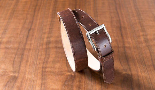 <strong>LAKOTA｜ラコタ</strong><br />「KREIS（クライス）」　靴とベルトをおなじ素材、おなじカラーで合わせることを提唱しているラコタ。オールデンの新作「ミシガンブーツ」に合わせて、ホーウィン社のオイルドレザー「UTICA（ユティカ）」を採用したベルト。カジュアルなバックルにも注目。ベルト2万9160円