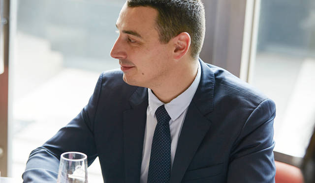 「自然があたえてくれたオー・ド・ヴィーのなかから、ルイ13世に適した最高のものを選ぶため、何千も貯蔵されているオー・ド・ヴィー、そのすべてをテイスティングして、その年にブレンドする原酒を決めます」