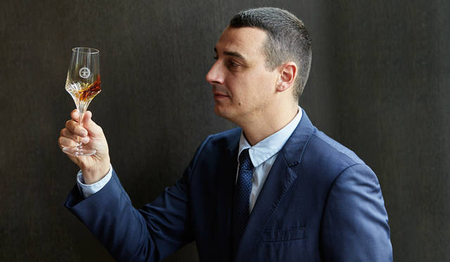 「先代をはじめ、ブドウ栽培者など、ひととひととの繋がりこそ、コニャックづくりの要」と語る