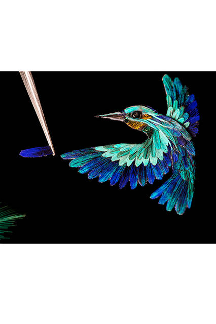 <strong>オワゾー アンシャンテ エクストラオーディナリー ダイヤル レディ アーペル コリブリ インディゴ</strong><br /><br />ポジティブな人生観を象徴するブルーのハチドリが、ラベンダージェイド、レビドライト、バリサイトの象嵌細工とダイヤモンドで描かれた花の上で羽ばたく