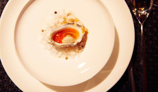 魚介類は直接契約している漁師から取り寄せることも。これはカナダ・バンクーバーから届いたカキを使ったひと皿「Vancouver Island Kushi Oysters」
