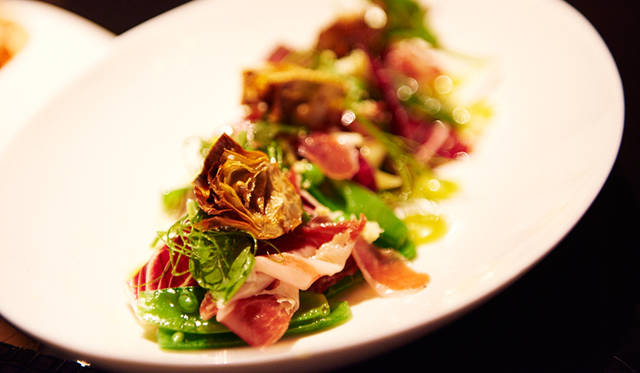 イベリコ豚とビネグレットソースのパンチが効いた前菜「Poached Artichoke」