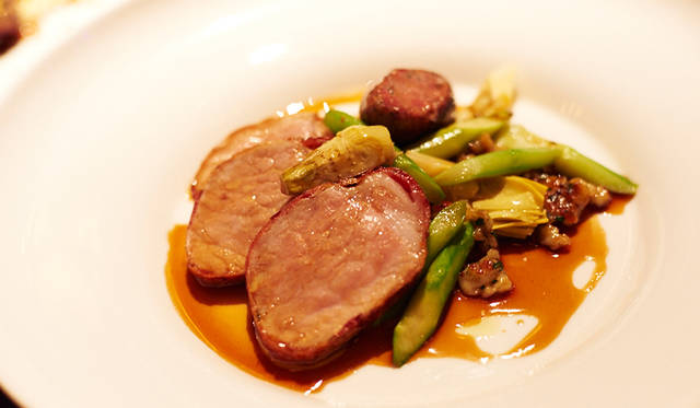 契約農家から届く、ホエー豚のロースを使ったもうひとつの看板メニュー「Beecher’s Farm Whey Fed Pork Loin」