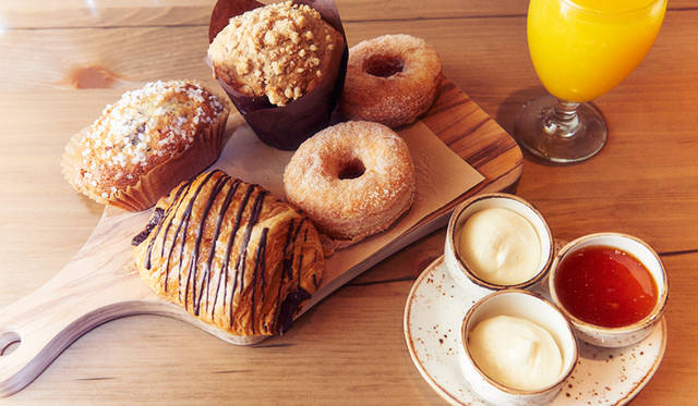 ドーナツやクロワッサン、マフィンなど、焼き立てのペーストリーを盛り合わせた「Baker’s Batch」