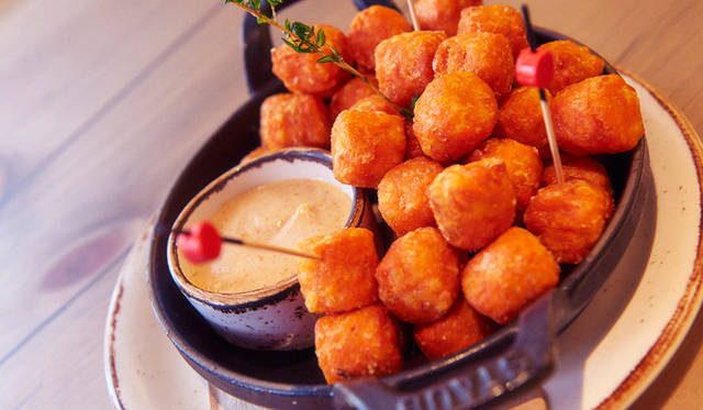 サツマイモの甘みを存分に味わえる「Swett Tots」（7米ドル）。ソースは燻製にしたパプリカを使ったアリオリ