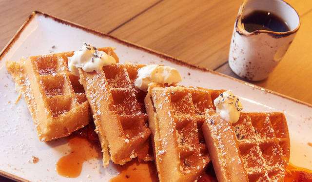 人気メニューのひとつ「Belgian Waffle」（13米ドル）はラベンダーを混ぜ込んだマスカルポーネチーズと、ストロベリーとダイオウのコンポートを添えて