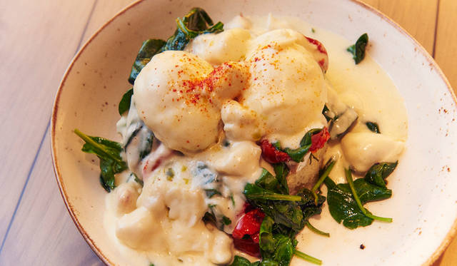 ケールを使ったシザーサラダ「Kale Caesar」（16米ドル）。レモンとパルメザンのドレッシングと合わさることで、ケールの苦味が旨味に変わるから不思議だ