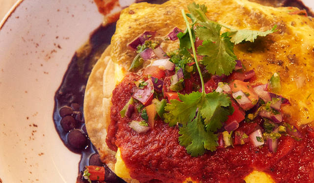 卵を使ったメニューも充実。写真は地元で採れた野菜をたっぷり添えたオムレツ