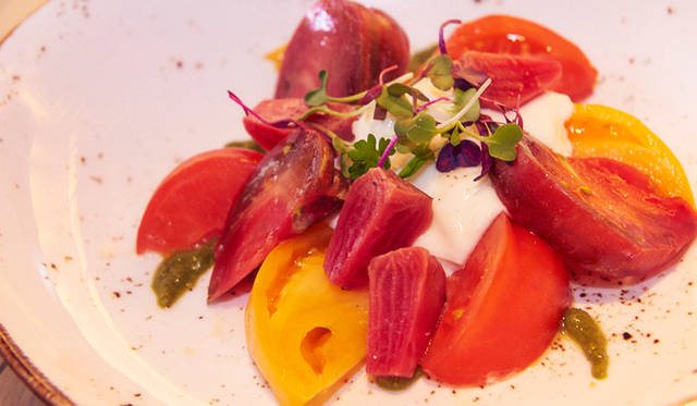 色とりどりのエアルームトマトがうつくしい「Tomato Salad」（15米ドル）