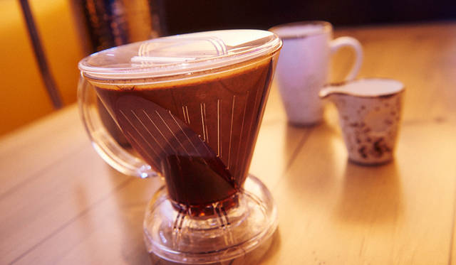 コーヒーにもこだわりが。「Coffees of The Word」（12米ドル）は、ケニア、グアテマラ、エチオピア、エルサルバドル、コロンビアの契約農家から届く、手摘みの豆を使って、バリスタがテーブルで淹れてくれる