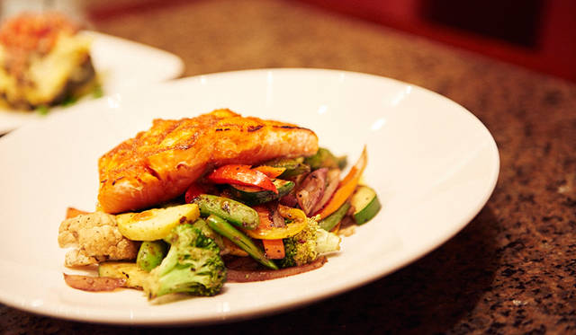 昼食メニューから、グリルした有機サーモンに、玄米と野菜を添えた「Mongolian BBQ Salmon」（23米ドル）