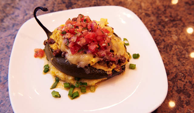 朝食メニューから、卵やチョリソーなど、有機食材をふんだんに使った「Breakfast Relleno」（14米ドル）