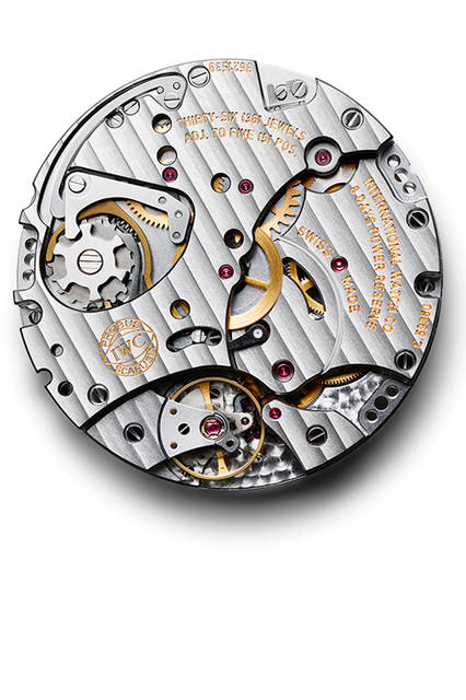 <strong>ポートフィノ・ハンドワインド・モノプッシャー</strong><br />ケース｜ホワイトゴールド<br />直径｜45mm<br />厚さ｜13mm<br />ムーブメント｜手巻き（Cal.59360）<br />振動数｜2万8800振動／時<br />パワーリザーブ｜約192時間（約8日間）<br />防水｜3気圧<br />機能｜モノプッシャー・クロノグラフ、パワーリザーブ表示、日付表示、スモールセコンド<br />