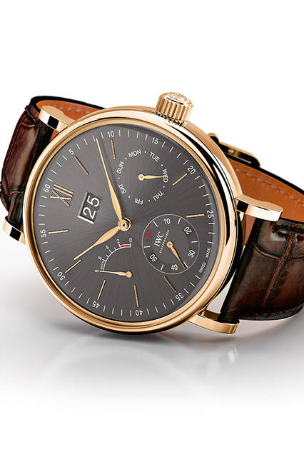 <strong>ポートフィノ・ハンドワインド・デイ＆デイト</strong><br />ケース｜レッドゴールド<br />直径｜45mm<br />厚さ｜13mm<br />ムーブメント｜手巻き（Cal.59220）<br />振動数｜2万8800振動／時<br />パワーリザーブ｜約192時間（約8日間）<br />防水｜3気圧<br />ストラップ｜サントーニ製アリゲーター<br />機能｜ビッグデイト表示、曜日表示、パワーリザーブ表示、スモールセコンド<br />発売中<br />価格｜272万円（税別）