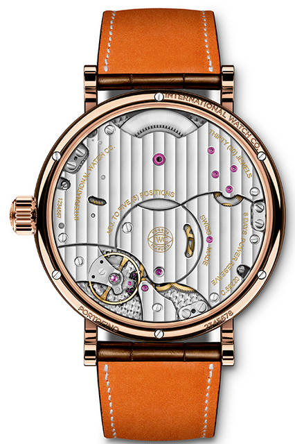 <strong>ポートフィノ・ハンドワインド・デイ＆デイト</strong><br />ケース｜レッドゴールド<br />直径｜45mm<br />厚さ｜13mm<br />ムーブメント｜手巻き（Cal.59220）<br />振動数｜2万8800振動／時<br />パワーリザーブ｜約192時間（約8日間）<br />防水｜3気圧<br />ストラップ｜サントーニ製アリゲーター<br />機能｜ビッグデイト表示、曜日表示、パワーリザーブ表示、スモールセコンド<br />発売中<br />価格｜272万円（税別）