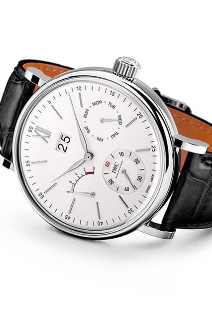 <strong>ポートフィノ・ハンドワインド・デイ＆デイト</strong><br />ケース｜ステンレススチール<br />直径｜45mm<br />厚さ｜13mm<br />ムーブメント｜手巻き（Cal.59220）<br />振動数｜2万8800振動／時<br />パワーリザーブ｜約192時間（約8日間）<br />防水｜3気圧ストラップ｜サントーニ製アリゲーター<br />機能｜ビッグデイト表示、曜日表示、パワーリザーブ表示、スモールセコンド<br />発売中<br />価格｜153万5000円（税別）