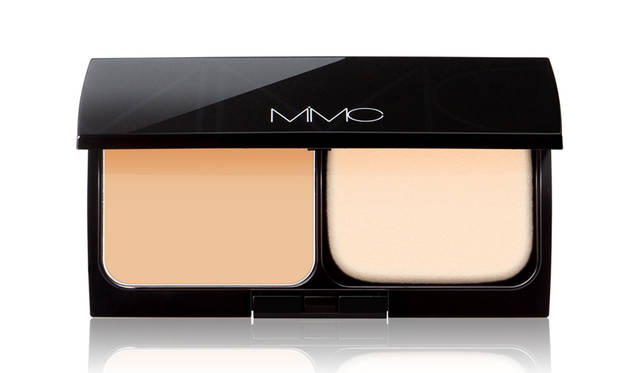 <strong>MiMC｜エムアイエムシー</strong><br />ミネラルクリーミーファンデーション 10種の天然美容成分を濃縮した植物バームにミネラルを溶かし込んだだけ。美容液でメイクする新感覚のクリームファンデーションだ。高いカバー力とエイジングケア効果を誇りながら、まるでなにもつけていないかのような軽い使用感で大人気に。メイクを落とす瞬間までうるおいつづき、まるで1日中スキンケアしているような高保湿を実現してくれる。リフィル 5940円、別売りケース 1080円