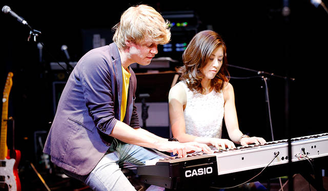 東京・六本木Billboard Live Tokyoでおこなわれたデビューイベントより。左/ウーター・ヘメル（Wouter Hamel）、右/ Stella.J.C（ステラ.J.C）