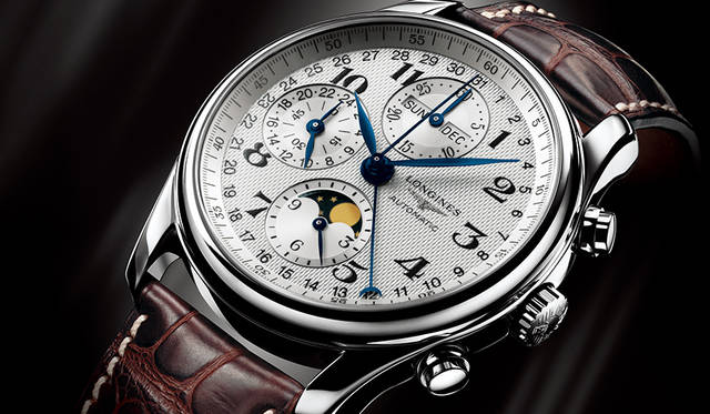 <strong>ロンジン マスターコレクション ムーンフェイズ</strong><br />ケース｜ステンレススチール<br />直径｜40mm<br />ムーブメント｜自動巻き（Cal.L678）<br />機能｜クロノグラフ（30分積算計、12時間積算計）、月・曜日・日付表示（トリプルカレンダー）、月齢表示、24時間表示<br />ストラップ｜アリゲーター防水｜3気圧<br />価格｜41万1480円<br />