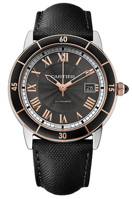 ADLC加工ピンクゴールドプレートのステンレススティール製ベゼル、18Kピンクゴールド製のリューズにブラック シンセティック スピネル カボション、ゴールド仕上げアプリケ、ゴールド仕上げ剣型針<br /><br /><strong>ロンド クロワジエール ドゥ カルティエ</strong><br />ケース｜ステンレススティール<br />直径｜42mm<br />厚さ｜9.7mm<br />ムーブメント｜自動巻き（自社ムーブメントCal.1847 MC）<br />防水｜100m<br />ストラップ｜ブラックカーフスキン＋スティール製ダブル アジャスタブル デプロワイヤントバックル<br />価格｜61万5600円<br /><br />Photo 2000©Cartier