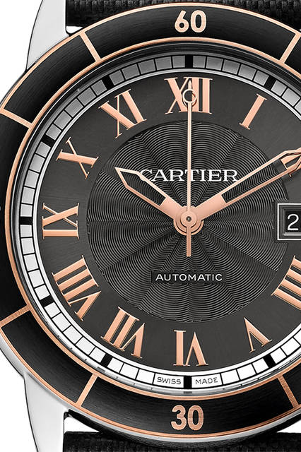 <strong>ロンド クロワジエール ドゥ カルティエ</strong><br />ケース｜ステンレススチール<br />直径｜42mm<br />厚さ｜9.7mm<br />ムーブメント｜自動巻き（自社ムーブメントCal.1847 MC）<br />防水｜100m<br />ストラップ｜ブラックカーフスキン＋スチール製ダブル アジャスタブル デプロワイヤントバックル<br />価格｜61万5600円<br /><br />Photo 2000©Cartier