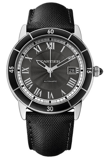 ADLC加工のステンレススティール製ベゼル、縦溝のあるリューズにブラック シンセティック スピネル カボション、剣型針<br /><br /><strong>ロンド クロワジエール ドゥ カルティエ</strong><br />ケース｜ステンレススティール<br />直径｜42mm<br />厚さ｜9.7mm<br />ムーブメント｜自動巻き（自社ムーブメントCal.1847 MC）<br />防水｜100m<br />ストラップ｜ブラックカーフスキン＋スティール製ダブル アジャスタブル デプロワイヤントバックル<br />価格｜53万7300円<br /><br />Photo 2000©Cartier