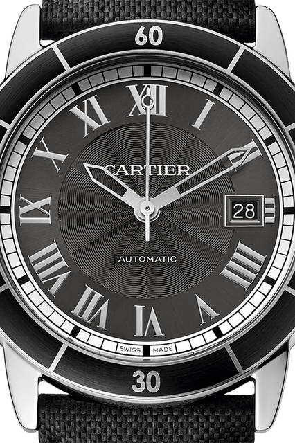 <strong>ロンド クロワジエール ドゥ カルティエ</strong><br />ケース｜ステンレススチール<br />直径｜42mm<br />厚さ｜9.7mm<br />ムーブメント｜自動巻き（自社ムーブメントCal.1847 MC）<br />防水｜100m<br />ストラップ｜ブラックカーフスキン＋スチール製ダブル アジャスタブル デプロワイヤントバックル<br />価格｜53万7300円<br /><br />Photo 2000©Cartier