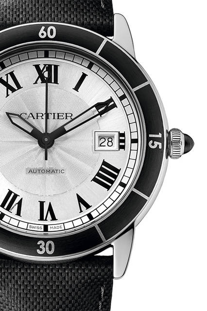 <strong>ロンド クロワジエール ドゥ カルティエ</strong><br />ケース｜ステンレススチール<br />直径｜42mm<br />厚さ｜9.7mm<br />ムーブメント｜自動巻き（自社ムーブメントCal.1847 MC）<br />防水｜100m<br />ストラップ｜ブラックカーフスキン＋スチール製ダブル アジャスタブル デプロワイヤントバックル<br />価格｜53万7300円<br /><br />Photo 2000©Cartier