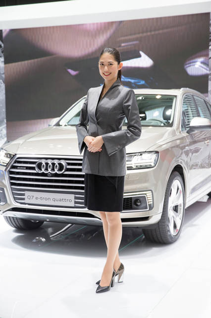 「かっこよくて、着心地もいいです。デザインはシンプルなのにすごく整っていて、（なおかつ袖の部分などに）アクセントもあって、そこがすごくかわいいなと思います。知的で優雅な雰囲気がポイントですね」