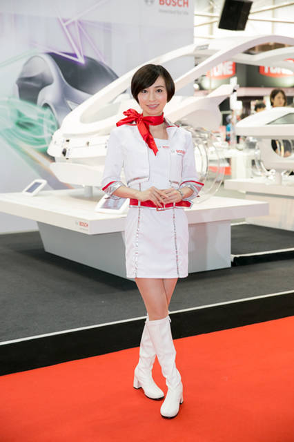 ボッシュはロゴカラーとの相性もバッチリな白と赤を基調にしたレトロな衣装。「赤いスカーフがポイントですね」