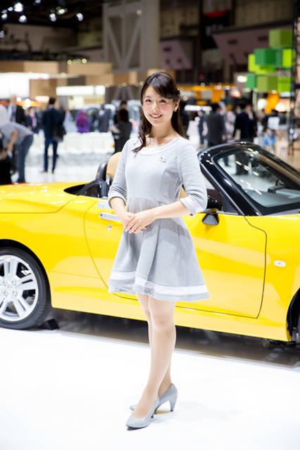 「『ナチュラルな美しさ』をテーマに、ブースのトーンにもマッチするよう、軽快で楽しさを感じさせるデザインになっています。フェミニンで女の子らしい雰囲気を、あえてスポーティなオーガニックコットンを使用した素材で表現しています」