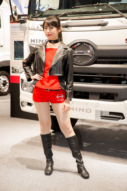 「ライダース系の雰囲気ですよね。クールでセクシーな感じがとても好きです。今回、女の子たちもみんなアジアンビューティタイプの、かっこいい子たちが選ばれているんです」