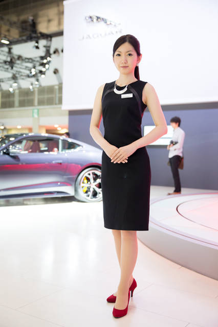「グローバルで統一されたもので、世界中どこに行ってもこの衣装です。ジャガー、ランドローバー、レンジローバーの世界観、高級感、洗練されたシックな雰囲気ということで黒のワンピースになっています。アクセサリーが、ジャガーはシルバー、ランドローバーはゴールドに。着てみるとからだのラインも出ていて、すごく気に入っています」
