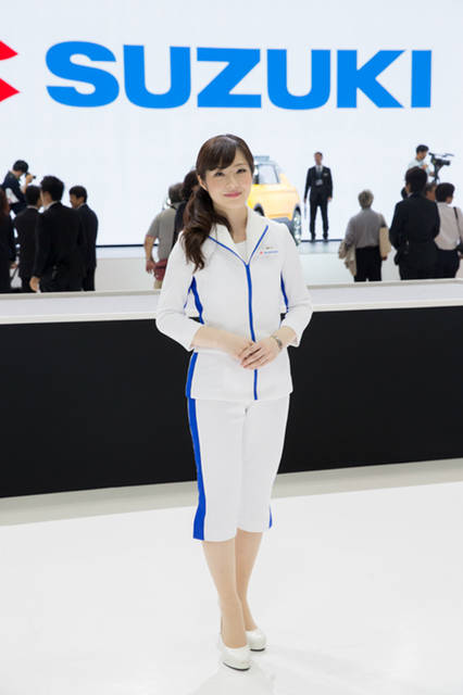 ワンピーススタイルが多く見られる中で、スズキはすっきりとしたパンツスタイルが特徴的。「説明員は衣装がぴったりしていると動きづらいので、余裕を持ったパンツスタイルになっています。白を基調にブランドのイメージカラーでもある青が入っていて、清潔感があるところが好きですね」