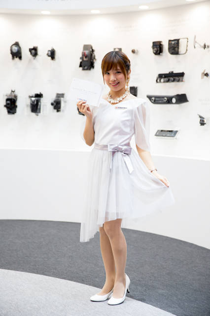 「ブース自体のテーマが『人とクルマをやさしさで繋ぐ』というものなので、曲線を活かしたものになっています。そのイメージを踏襲して、衣装もやさしい雰囲気にしているんです」