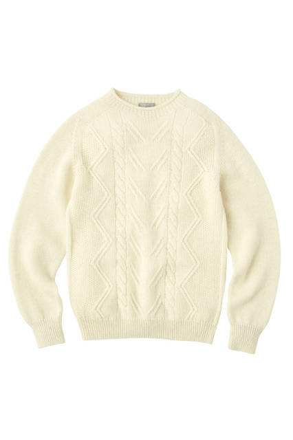 ソフトな風合いのナチュラルシェットランドウールを使用したアランニット。今年らしく着こなすならタートルニットとのレイヤードがおすすめ。ニット3万9960円